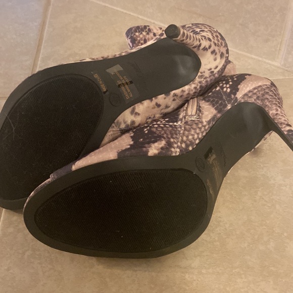 Anne Michelle snake skin print open toe booties size 7. - Picture 5 of 7